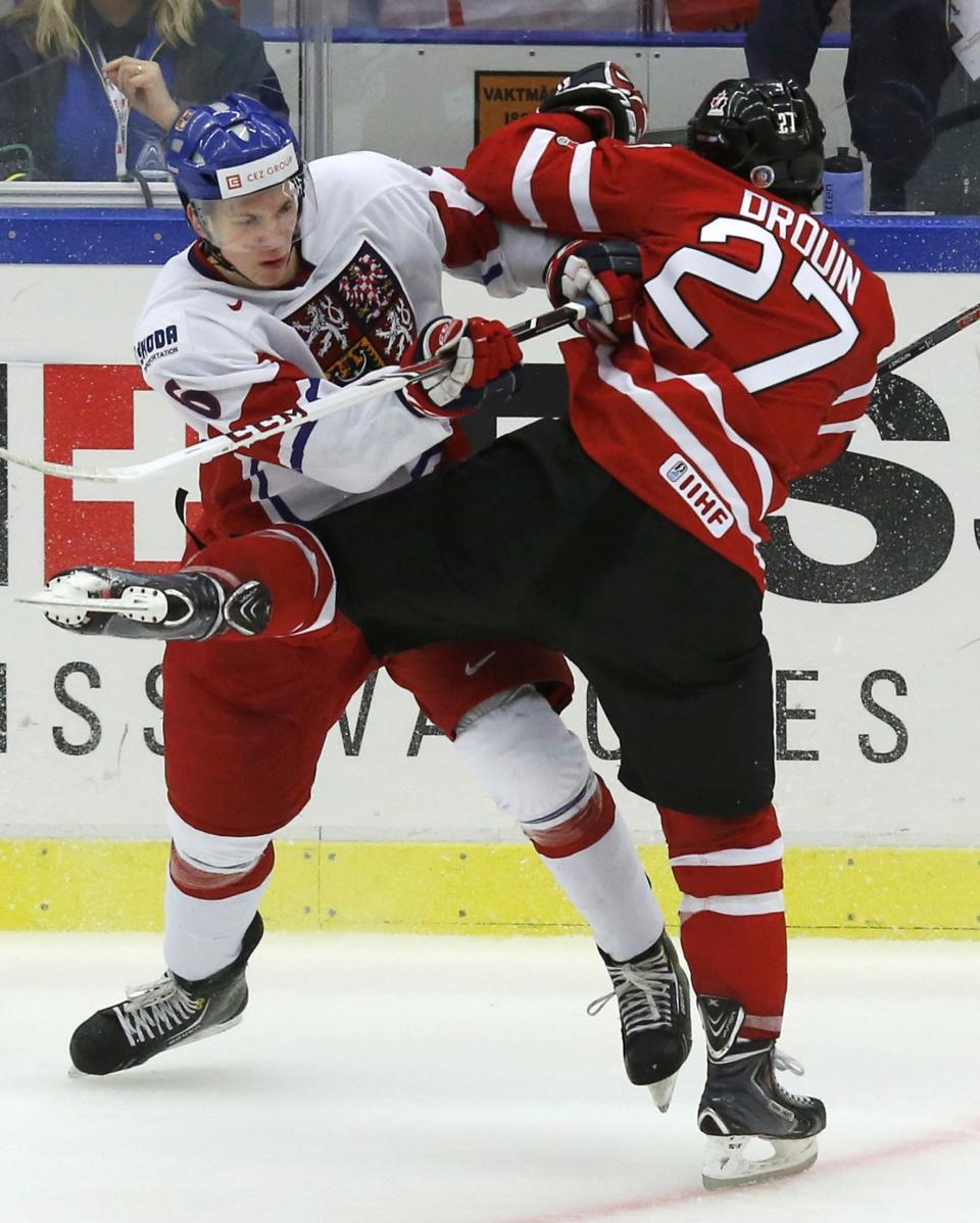 Czech Republic's Ronald Knot (L) checks Canada's Jonathan Drouin during the second period of their IIHF World Junior Championship ice hockey game in Malmo, Sweden, December 28, 2013. REUTERS/Alexander Demianchuk (SWEDEN - Tags: SPORT ICE HOCKEY)