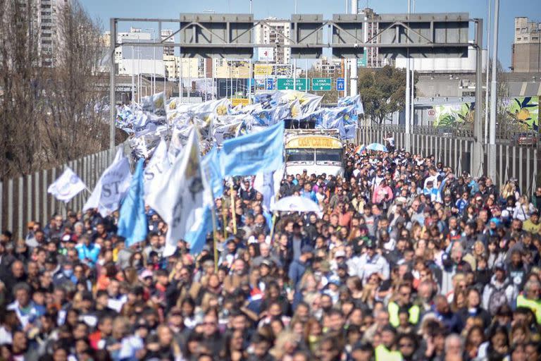 La intendente de Quilmes, Mayra Mendoza, lidera la columna que ya comenzó a marchar desde Avellaneda