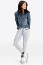 <p>Den Anfang macht ein modisches Jeanshemd im angesagten Oversize-Look. Locker vorn in die Hose gesteckt, wirkt es besonders lässig und lässt sich perfekt zur hellen Jeans plus Sneakern kombinieren. (Bild-Copyright: Lidl) </p>