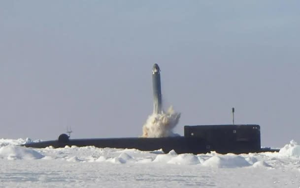  俄國「北風之神」級核潛艦發射彈道導彈。 圖 : 翻攝自沐風談兵論道 