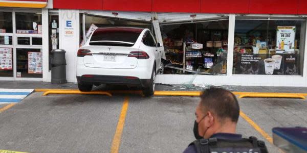 Tesla se estrella con un OXXO en Pachuca, México