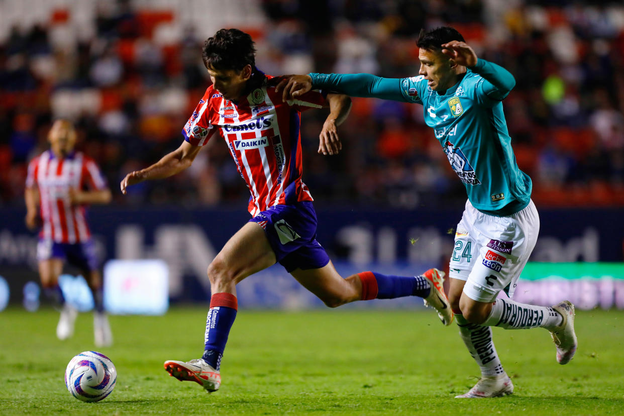 SAN LUIS POTOSI, MEXICO - NOVEMBER 23: Jurgen Damm of Atletico San Luis competes for the ball with Osvaldo Rodriguez of Leon during the Play-in match between Atletico San Luis and Leon as part of the Torneo Apertura 2023 Liga MX at Estadio Alfonso Lastras on November 23, 2023 in San Luis Potosi, Mexico. (Photo by Leopoldo Smith/Getty Images)