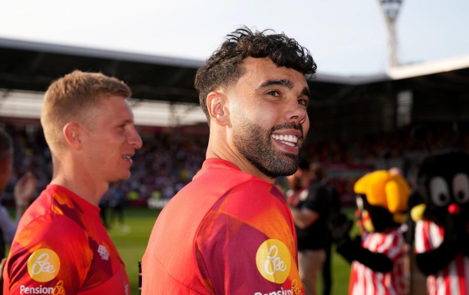 David Raya después del último partido de la temporada de Brentford: el Manchester United sigue en la búsqueda de David Raya a pesar de que Tottenham lidera la persecución - PA/John Walton