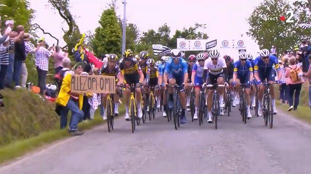 Tour de France: la spectatrice à la pancarte qui a provoqué la méga-chute a été arrêtée (Photo: Capture France 2)