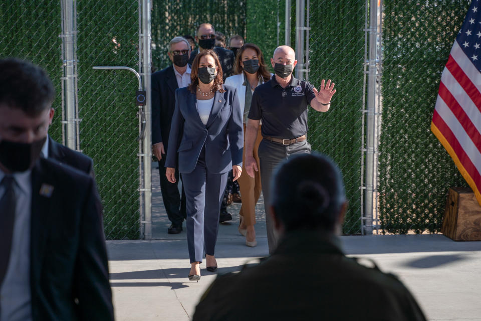 Harris con el secretario de Seguridad Nacional Alejandro Mayorkas en la frontera sur en 2021. (Sarahbeth Maney/The New York Times)