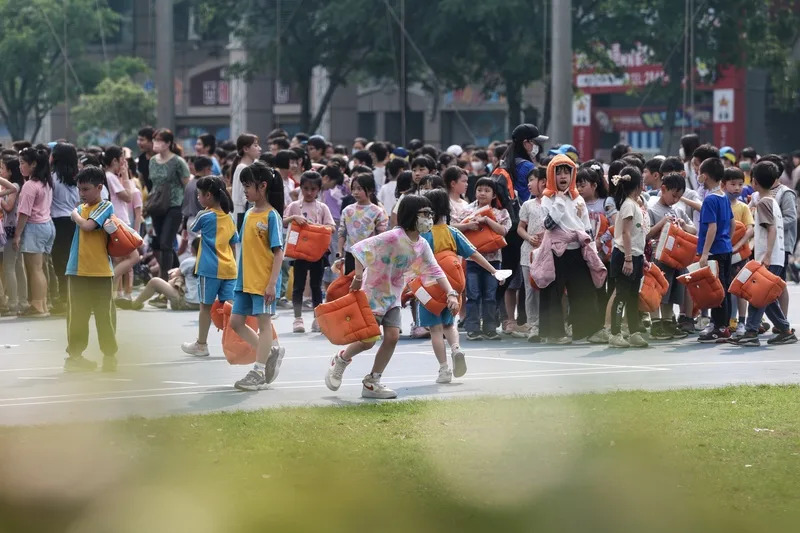 新北市蘆洲區一間國小全校師生疏散至操場避難。 中央社記者吳家昇攝