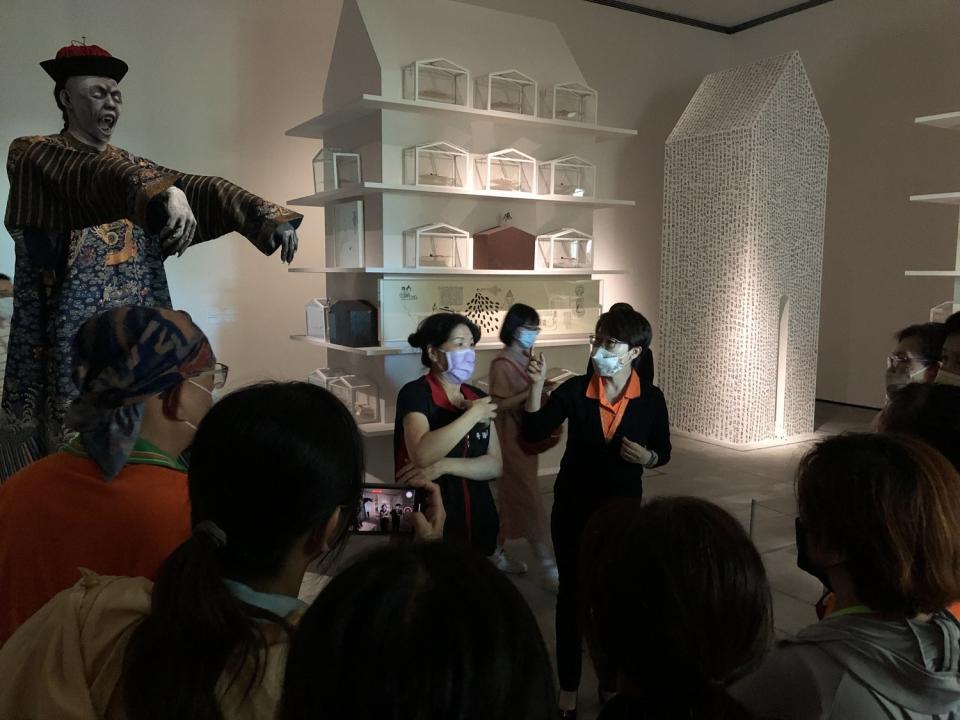 台南市美術館舉辦的「亞洲的地獄與幽魂」，每天吸引大批遊客看展，其中僵屍道具人氣爆棚。   圖：翻攝自台南市美術館臉書