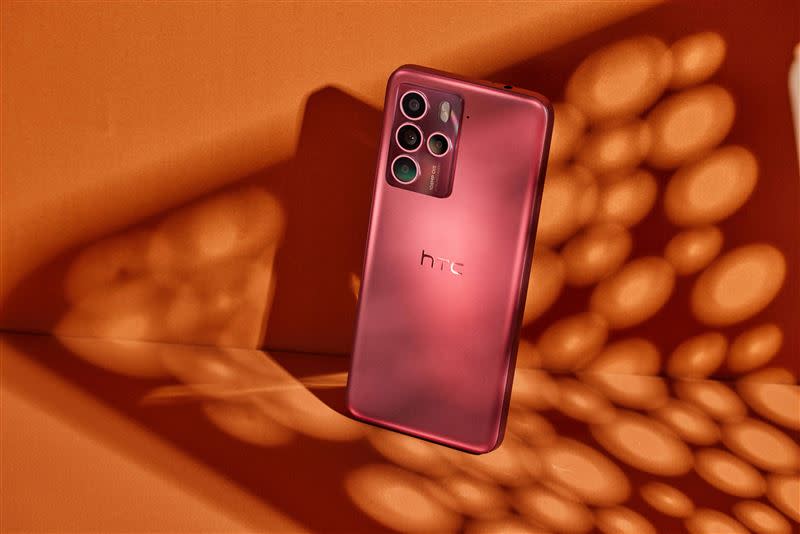 HTC U23 pro系列再推出全新色系「迷霧紅」。（圖／宏達電提供）