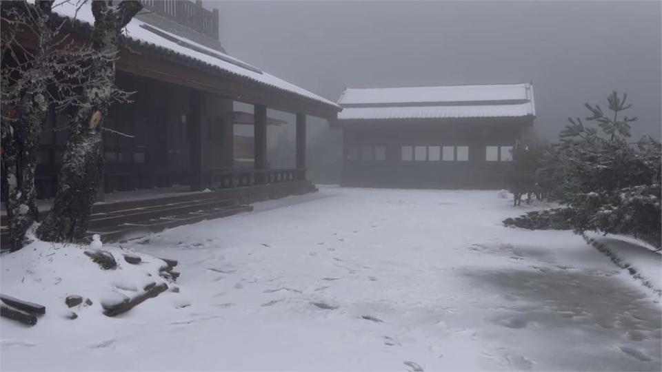 最強寒流濕冷發威　中台灣雪山、福壽山、大雪山飄雪了