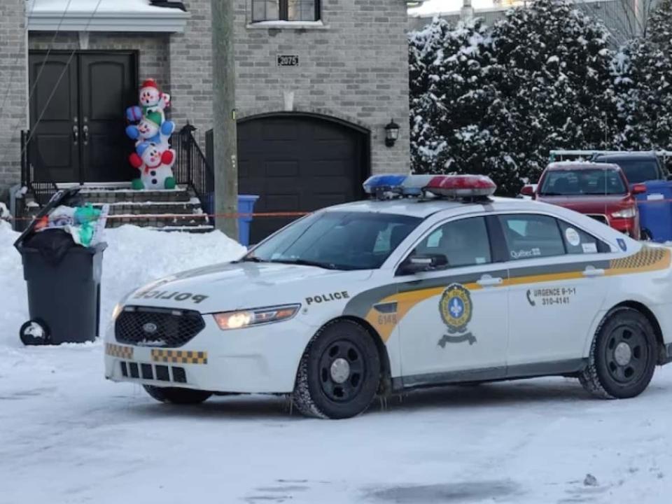 Two bodies were found in a home in Montreal's suburb of Vaudreuil-Dorion Sunday afternoon. (Kolya Hubacek-Guilbault/Radio-Canada - image credit)