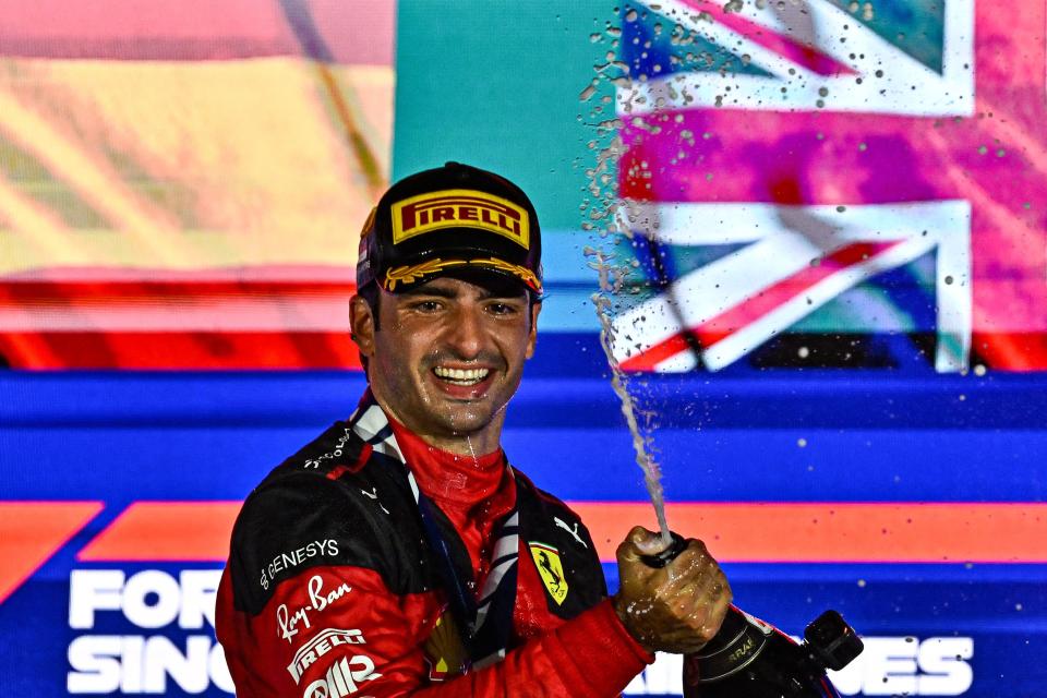 Carlos Sainz Jr (Lillian SUWANRUMPHA / AFP) (Photo by LILLIAN SUWANRUMPHA/AFP via Getty Images)