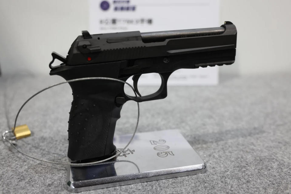 <strong>於2023年台北航太國防展所展出的T75K3手槍。（圖/中天新聞，李俊毅攝）</strong>