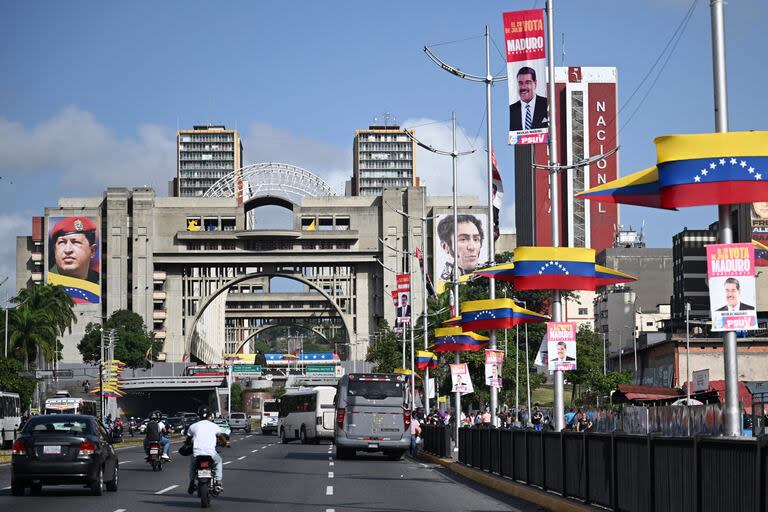 Carteles con la imagen de Nicolás Maduro, en Caracas. (Raul ARBOLEDA / AFP)