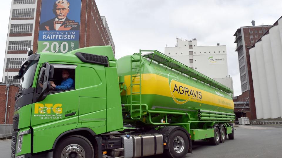 Ein LKW mit Futtermittel der Agravis Raiffeisen AG fährt über das Produktionsgelände i Münster.