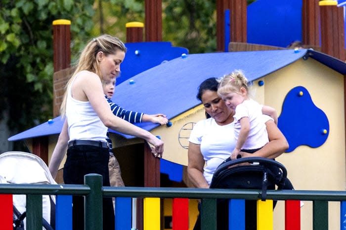 Amber Heard con su asistente del hogar y su hija