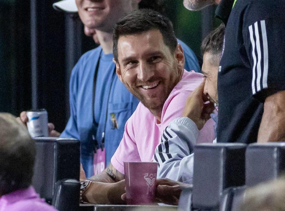 El delantero del Inter Miami Leo Messi mira el partido de la MLS ante el New York City, celebrado el 30 de septiembre de 2023 en el DRV PNK Stadium en Fort Lauderdale, Florida.