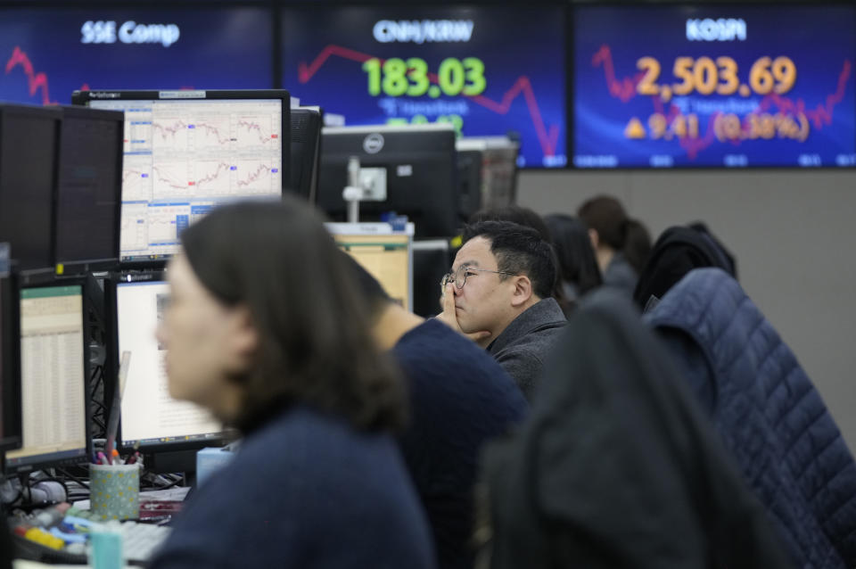 A currency trader watches monitors at the foreign exchange dealing room of the KEB Hana Bank headquarters in Seoul, South Korea, Wednesday, Dec. 6, 2023. Asian shares advanced on Wednesday after most stocks slipped on Wall Street following a mixed set of reports on the U.S. economy. (AP Photo/Ahn Young-joon)