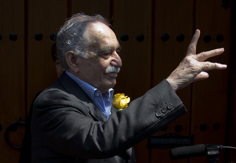 Gabriel García Márquez saluda a admiradores y periodistas fuera de su casa el día de su cumpleaños 87 en una fotografía del 6 de marzo de 2014. Premio Nobel colombiano falleció en Ciudad de México, el jueves 17 de abril de 2014. (Foto AP/Eduardo Verdugo)