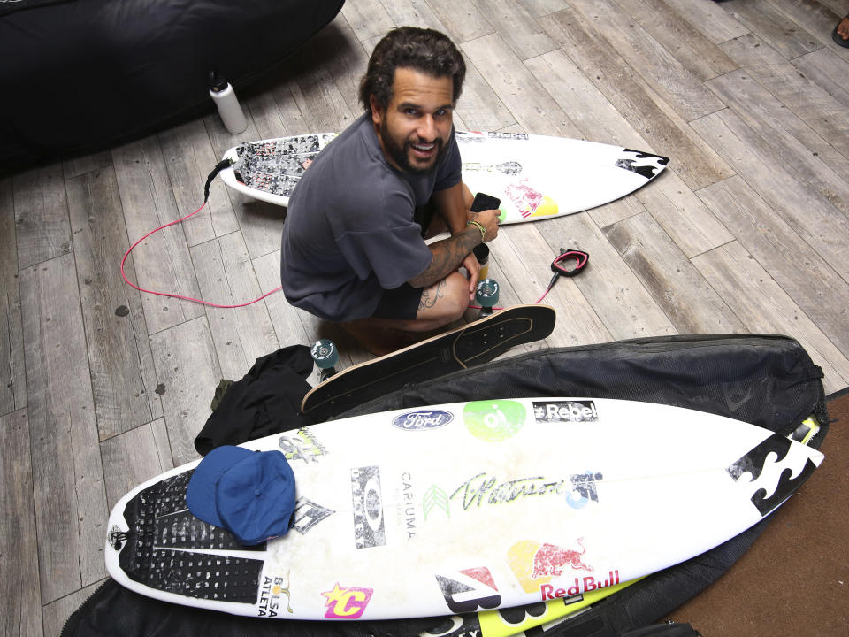 El brasileño Italo Ferreira, campeón mundial de surf, posa para una foto en Lemoore, California, el 15 de junio del 2021. Ferreira es favorito para llevarse la medalla de oro cuando el surf debute en los Juegos Olímpicos en Tokio. (AP Photo/Gary Kazanjian)