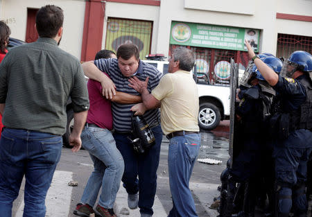 Paraguayan demonstrators clash with police during a protest against a possible change in law to allow for presidential re-election in front of the Congress building in Asuncion, Paraguay March 31, 2017. REUTERS/Jorge Adorno