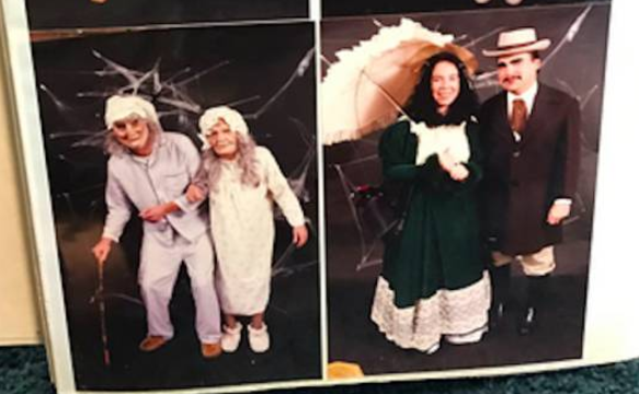 Las fotos fueron publicadas en Twitter por Lexie, una de las hijas de este matrimonio, quien aprovechó la celebración de Halloween para recordar el momento en que sus padres se casaron.