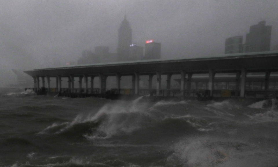 <p>Strong wind caused by Typhoon Mangkhut churns waves on the waterfront of Victoria Harbour in Hong Kong, Sunday, Sept. 16, 2018.<br>(Photo by Vincent Yu, AP) </p>