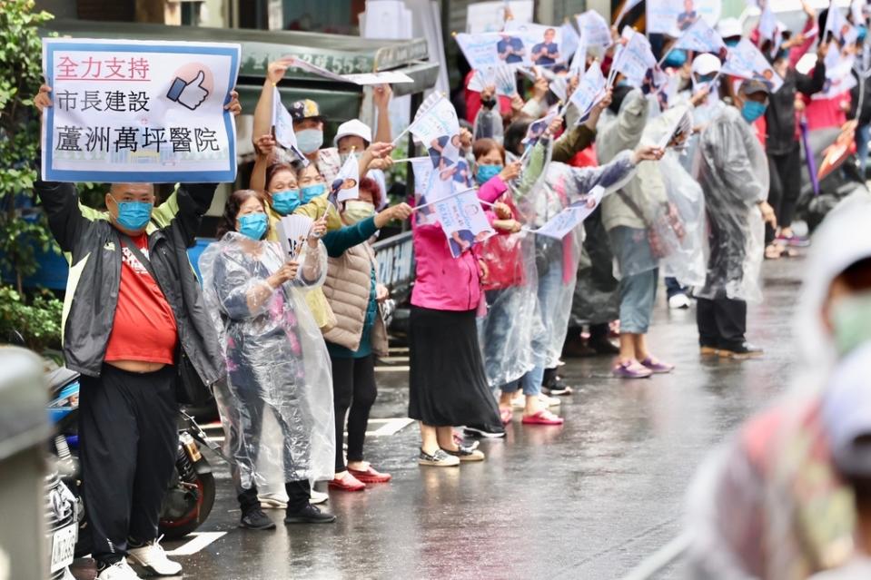 《圖說》侯友宜今前往中和、蘆洲車掃，有民眾高舉「全力支持市長建設蘆洲萬坪醫院」。〈侯辦提供〉