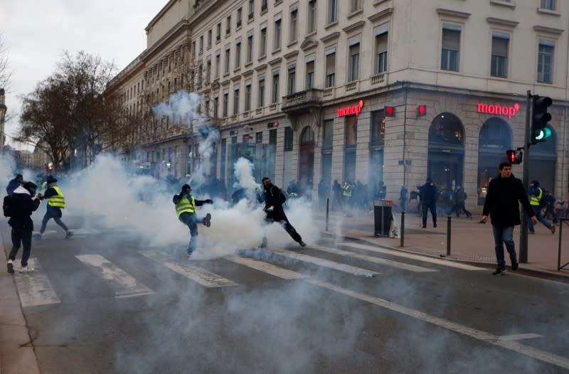 France faces its thirty-eight consecutive day of strikes