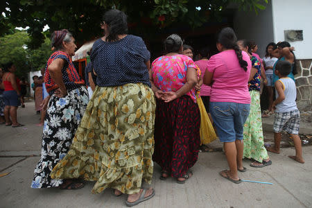 Women wait for food donations after an earthquake that struck on the southern coast of Mexico late on Thursday, in Juchitan, Mexico, September 10, 2017. REUTERS/Edgard Garrido