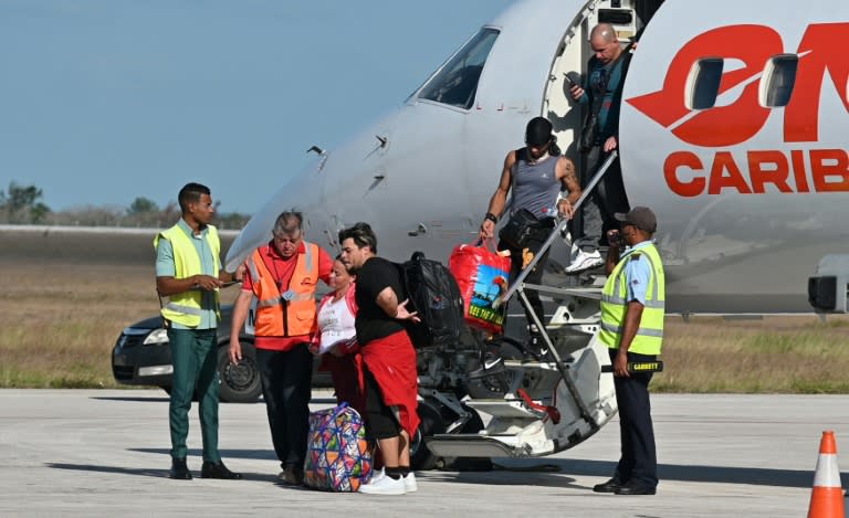 Un primer grupo de los cubanos que quedaron bloqueados en Puerto Príncipe, en medio de la violencia que impera en la capital haitiana llega al aeropuerto de Camagüey, en Cuba, el 19 de abril de 2024 (ADALBERTO ROQUE)