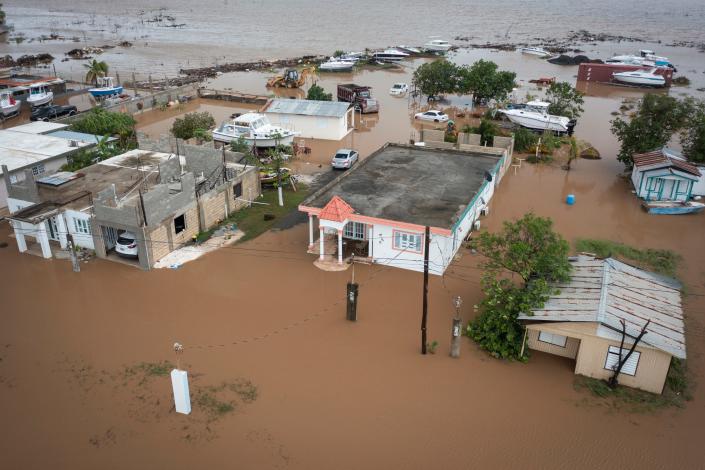 خانه‌ها در ساحل سالیناس پس از عبور طوفان فیونا در سالیناس، پورتوریکو، دوشنبه، 19 سپتامبر 2022، زیر آب می‌روند.