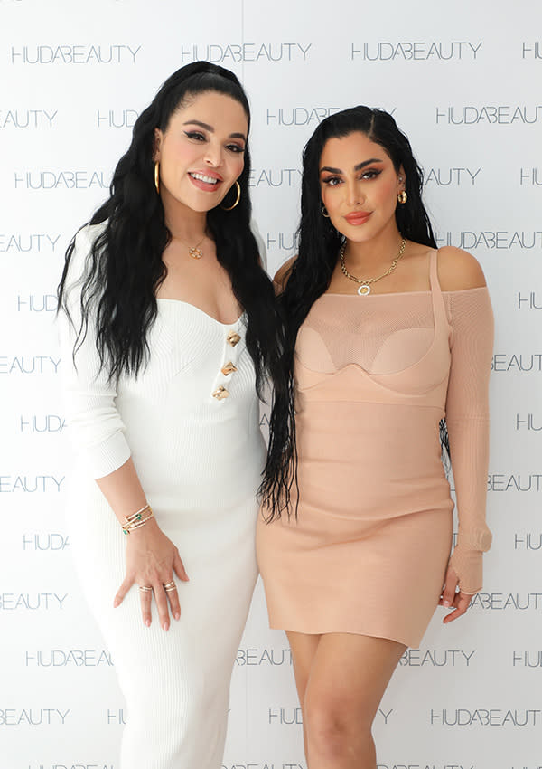 Huda y Mona Kattan en un evento de Huda Beauty, en París