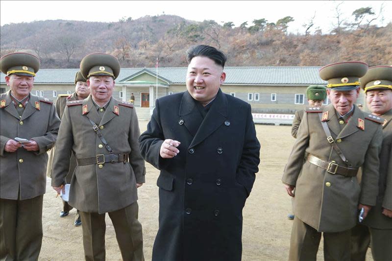 Fotografía con fecha desconocida facilitada este martes por el periódico del gobernante Partido de los Trabajadores de Corea del Norte &quot;Rodong Sinmun&quot; que muestra al líder norcoreano, Kim Jong-un (c), durante su visita a una unidad de artillería en un lugar sin identificar en Corea del Norte. EFE