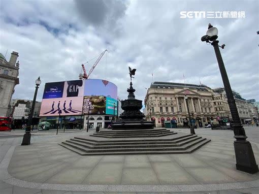 倫敦政府宣布「軟性封城」後的第二周，有著「倫敦時代廣場」之稱的皮卡迪利廣場人潮不再。（圖／陳子瑄提供）
