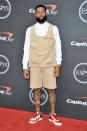 Er kann es tragen – und doch sind wir uns ob der Grundidee nicht so sicher, die zum Styling dieses Outfits von Odell Beckham Jr. bei den ESPY Awards beigetragen haben. Sind es die Sneaker, die Tattoos, der Bart, das Hemd, die Shorts oder die Weste, die uns irritieren? Wir wissen nur eines: Gemeinsam ergeben sie an dem Sportler ein sehenswertes Gesamtkunstwerk. (Bild: Getty Images)