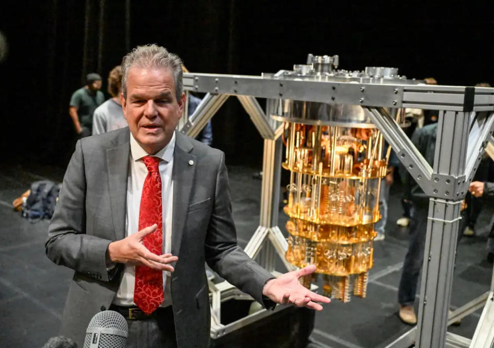 Curtis Priem, Mitbegründer und erster CTO von Nvidia, bei der feierlichen Enthüllung des IBM Quantum System One Kronleuchters im Curtis R. Priem Experimental Media and Performing Arts Center des Rensselaer Polytechnic Institute.  - Copyright: Hans Pennink/Rensselaer Polytechnic Institute/AP