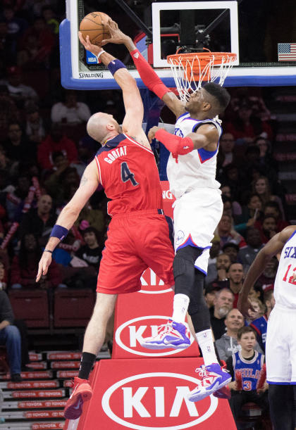 Noel stonewalls Gortat. (Bill Streicher-USA TODAY Sports)