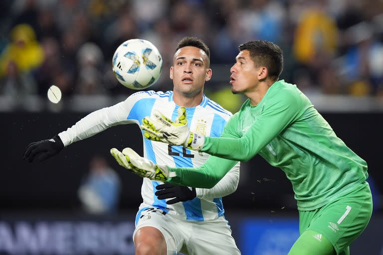 Argentina's Lautaro Martinez, left, and El Salvador's Mario Gonzalez chase a shot during the second half of a friendly soccer match, Friday, March 22, 2024, in Philadelphia. (AP Photo/Matt Slocum)