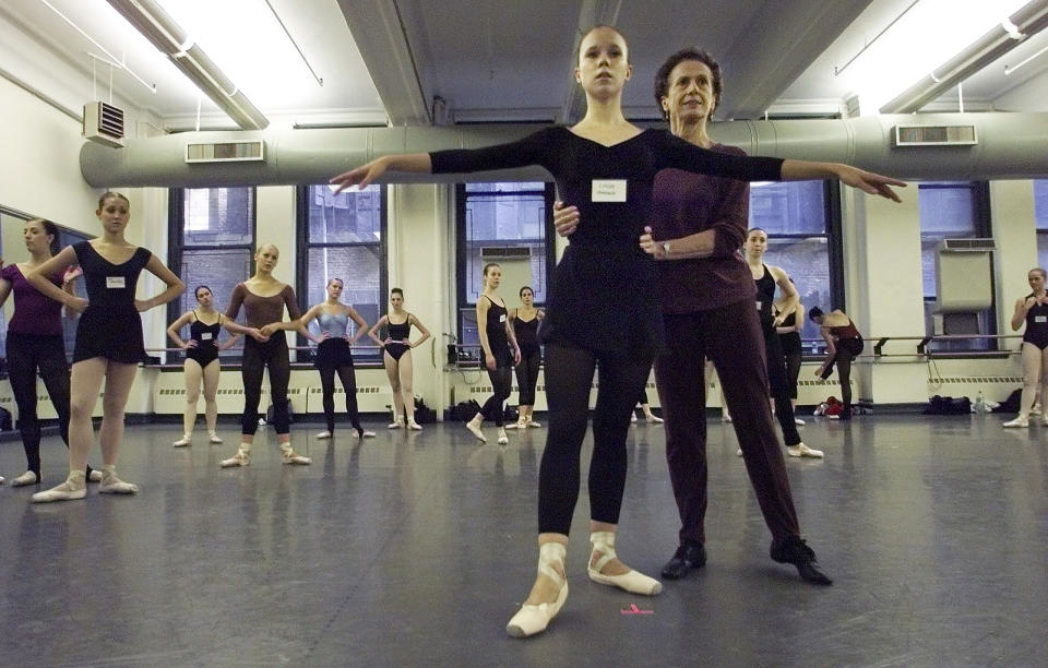 La profesora de danza Lupe Serrano corrige la postura de una alumna durante una clase de la escuela de verano del American Ballet Theater en Manhattan, el 18 de julio de 2001. (Ruth Fremson/The New York Times).