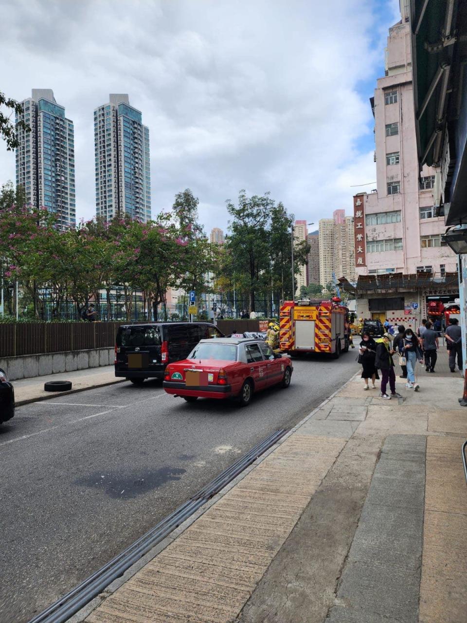 消防及救護接報到場，現場停泊消防車。（香港突發事故報料區fb圖）