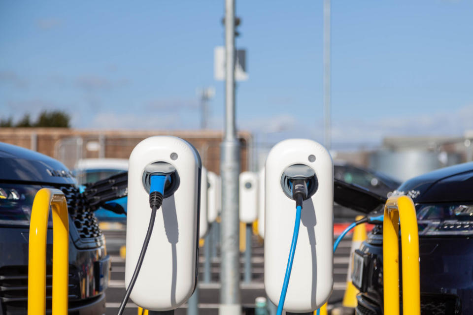 JLR鼓勵員工使用電動車，在停車場裝設166支再生能源充電座