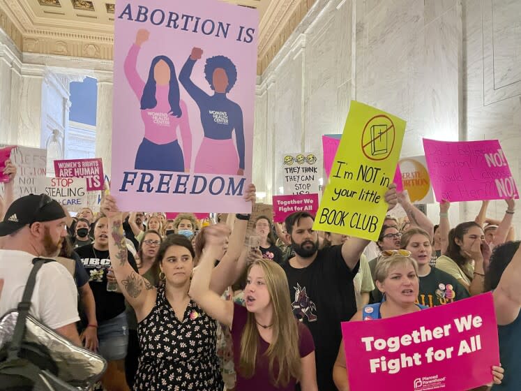 Manifestantes por el derecho al aborto corean consignas frente al Senado de Virginia Occidental antes de una votación sobre un proyecto de ley en torno a la interrupción del embarazo, el viernes 29 de julio de 2022, en Charleston, Virginia Occidental. (AP Foto/John Raby)