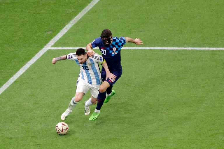 LUSAIL, QATAR - DECEMBER 13: (L-R) Lionel Messi of Argentina, Josko Gvardiol of Croatia  during the  World Cup match between Argentina  v Croatia at the Lusail Stadium on December 13, 2022 in Lusail Qatar (Photo by David S. Bustamante/Soccrates/Getty Images)