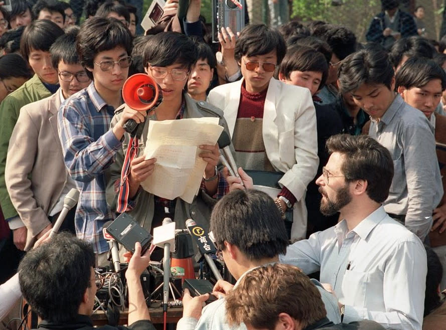 1989年4月27日，在遊行大隊的學運領袖王丹（演講者）。網上圖片