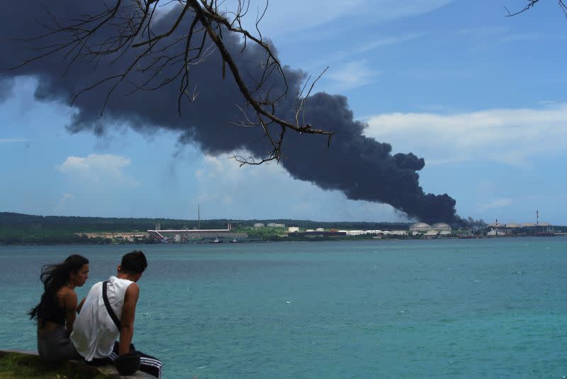 Un gran incendio se propaga en un almacén de combustible cubano alcanzado por un rayo