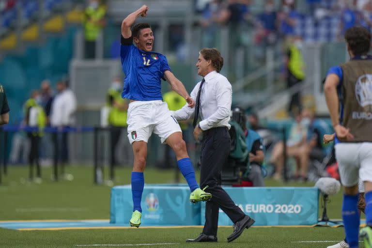 Matteo Pessina celebra frente al técnico Roberto Mancini tras anotar el gol con el que Italia venció 1-0 a Gales en la Euro 2020 el domingo 20 de junio de 2021 en Roma. (Alberto Lingria/Pool vía AP)