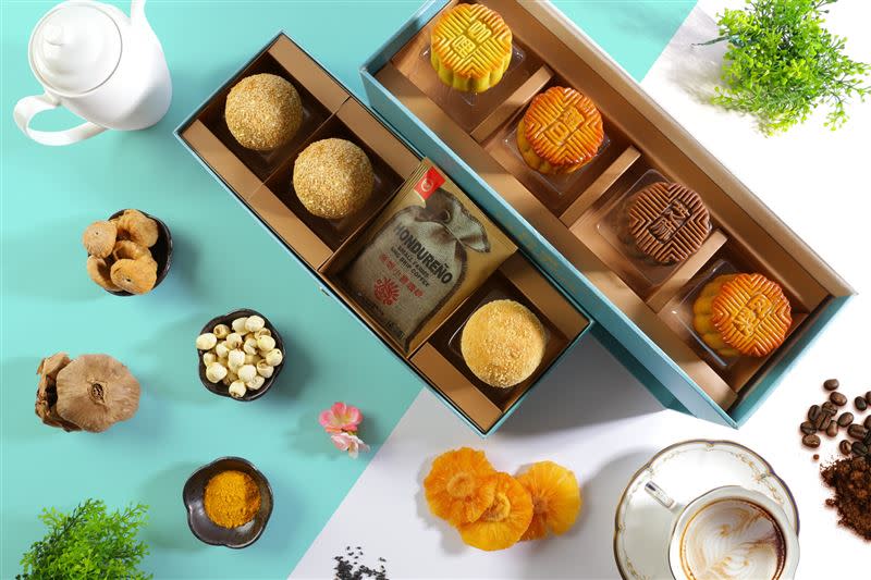 長榮國際連鎖酒店全台六家酒店同步推出多款中秋月餅禮盒。（圖／業者提供）