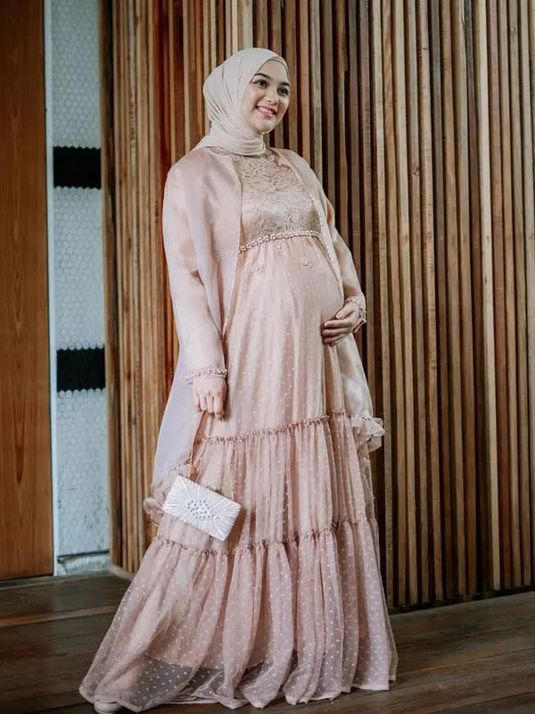 Long dress brokat dengan detail ruffles seperti yang dikenakan Citra Kirana juga cocok untuk bumil. Elegan! (Instagram/citraciki).