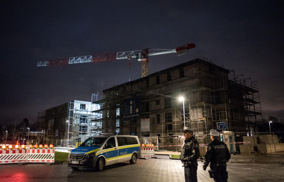 In Pinneberg (Schleswig-Holstein) wurden mehrere Gebäude evakuiert, da ein 33 Meter hoher Baukran umzukippen drohte. (Bild: Daniel Bockwoldt/dpa)