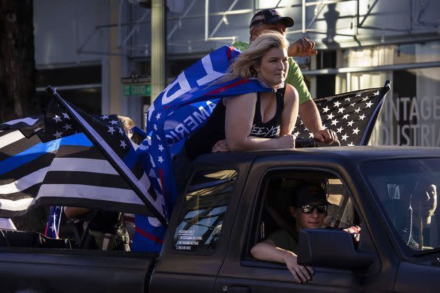 Les contre-manifestants en route pour Portland, samedi.